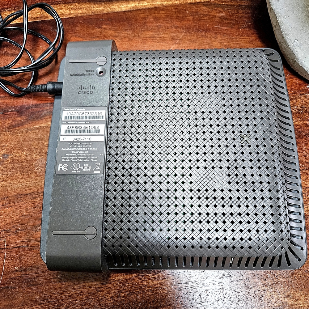 Cisco Linksys E2500 Black Wireless Router - Picture 3 of 6